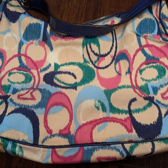 COACH ikat Signature C - Picture 2 of 9